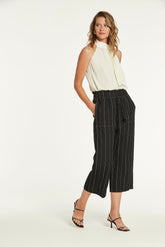 FUMIO GESTREEPTE ONEVEN BROEK