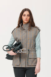 Inesa vest, veelkleurig geruit breisel