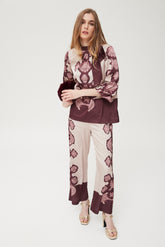 Caebo9 bedrukte broek gepositioneerd