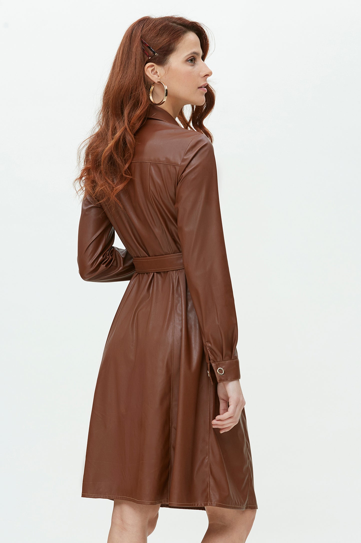 VESTIDO CORTES DELANTERO EN PIEL VEGANA