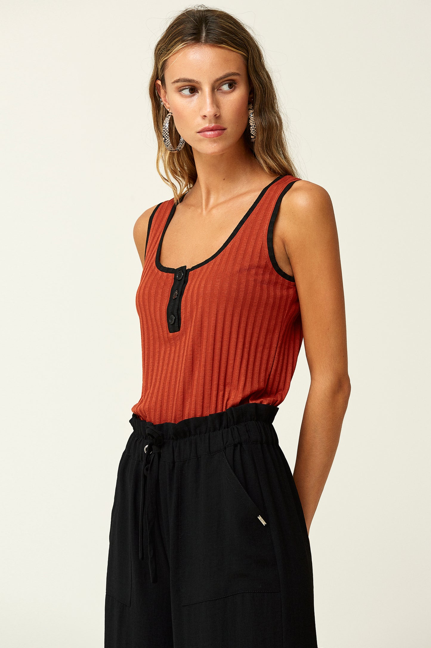 CAMISETA TIRANTES PUNTO CANALÉ