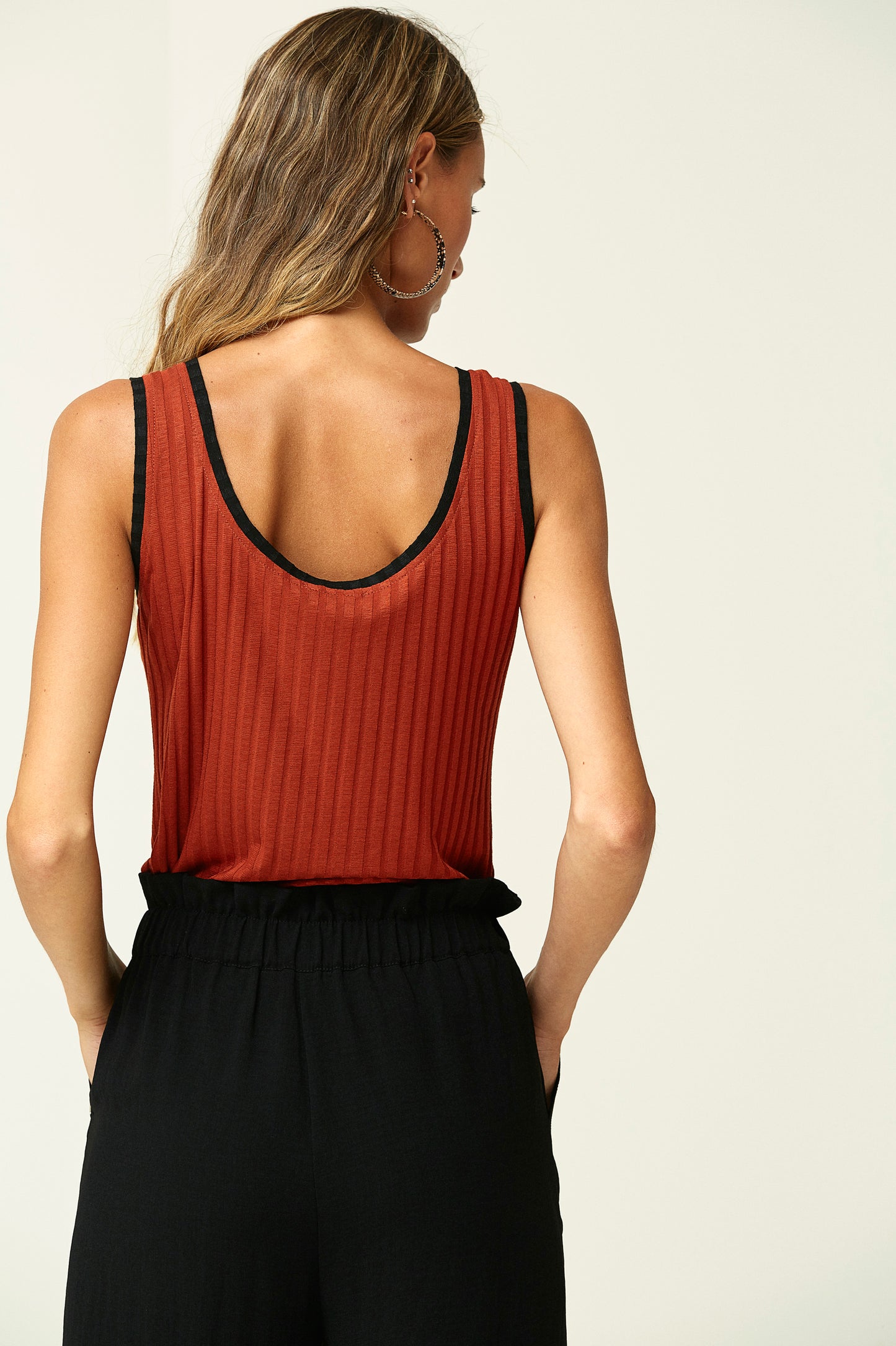 CAMISETA TIRANTES PUNTO CANALÉ