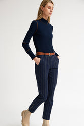 Op maat gemaakte pantalon met knoopjes aan de zoom en krijtstreep