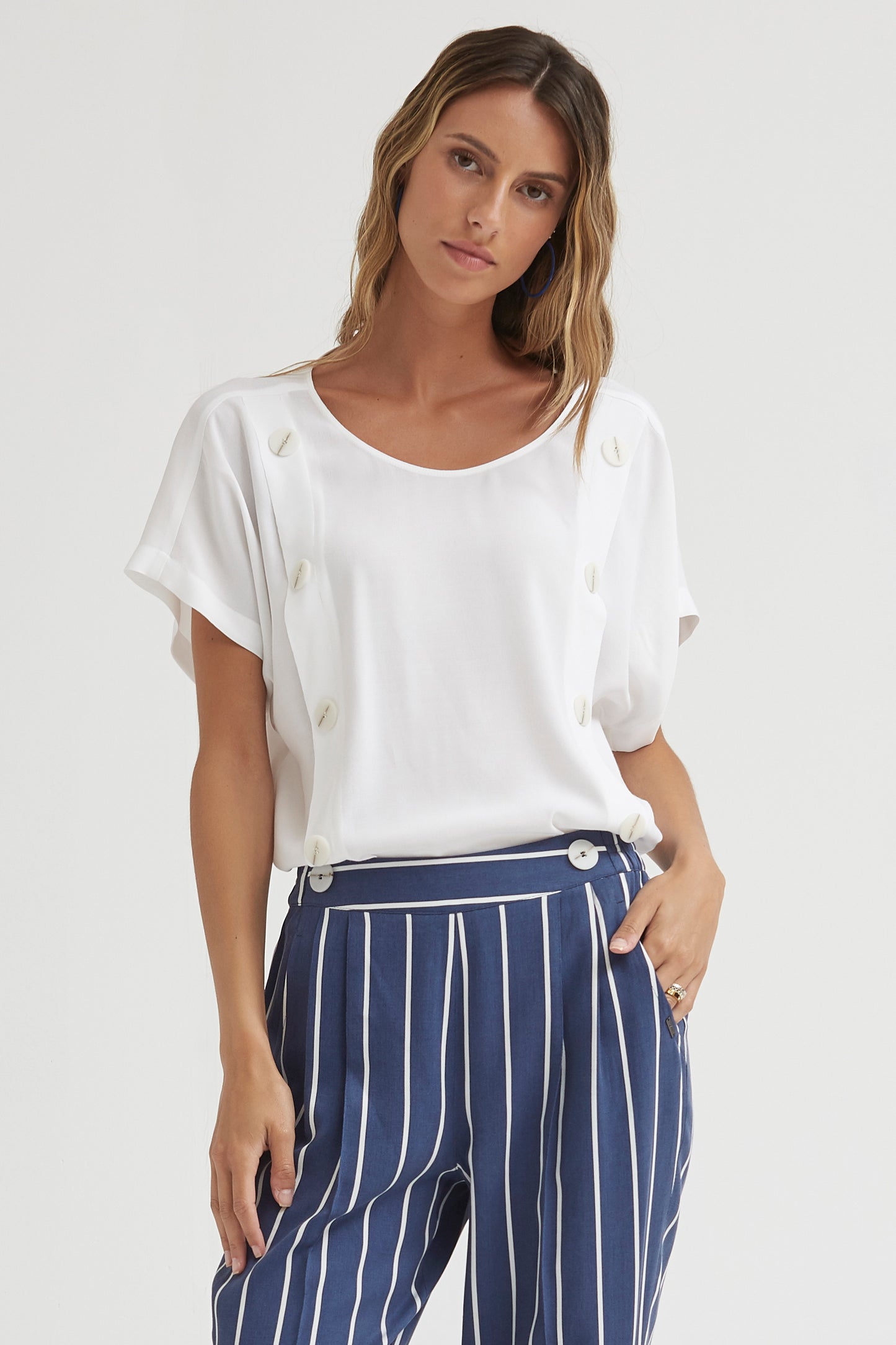 TOP BOTONADURA LATERAL CREPÉ MARROCAIN