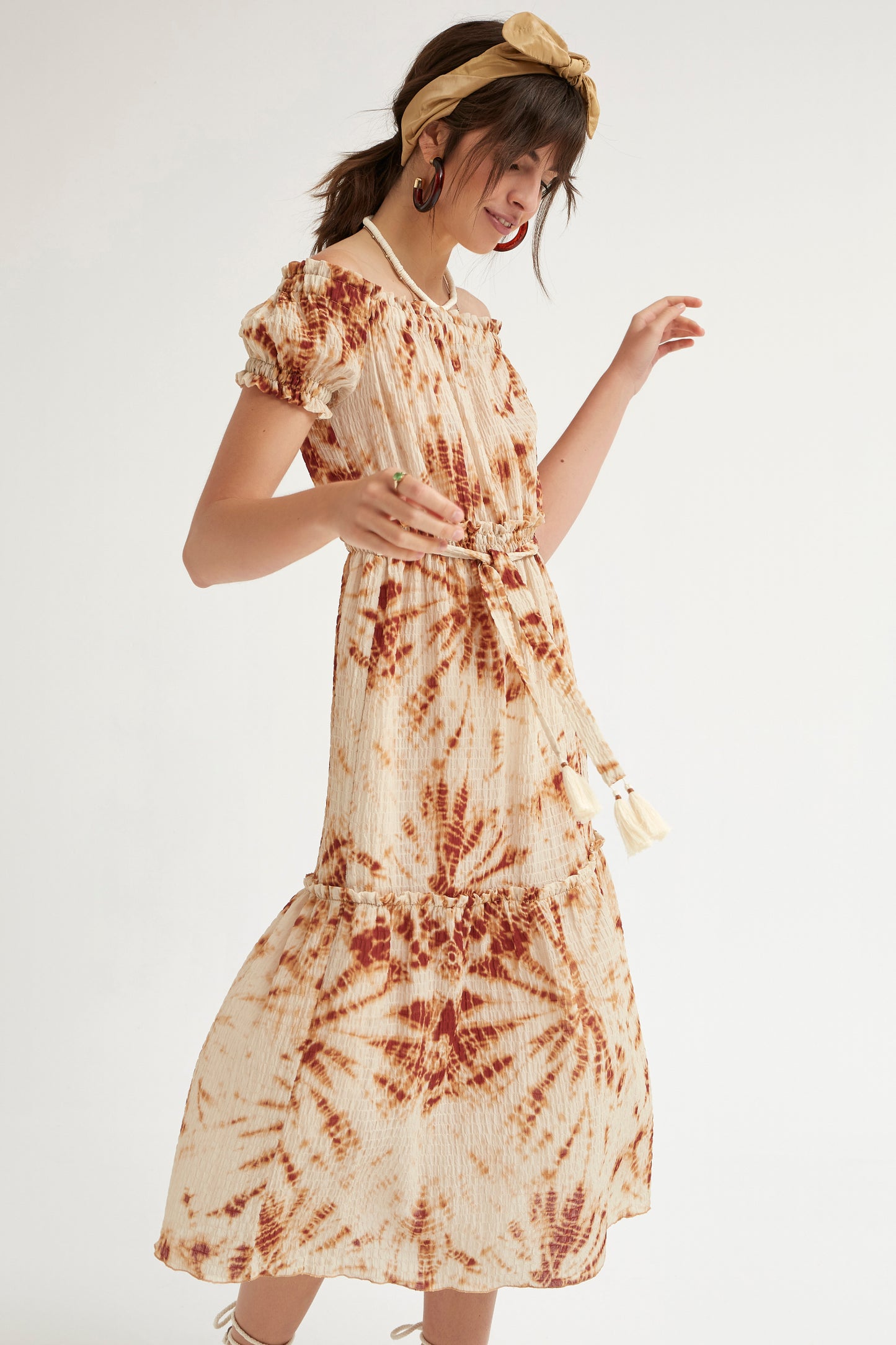 VESTIDO HOMBROS DESCUBIERTOS TIE DYE CON RELIEVE
