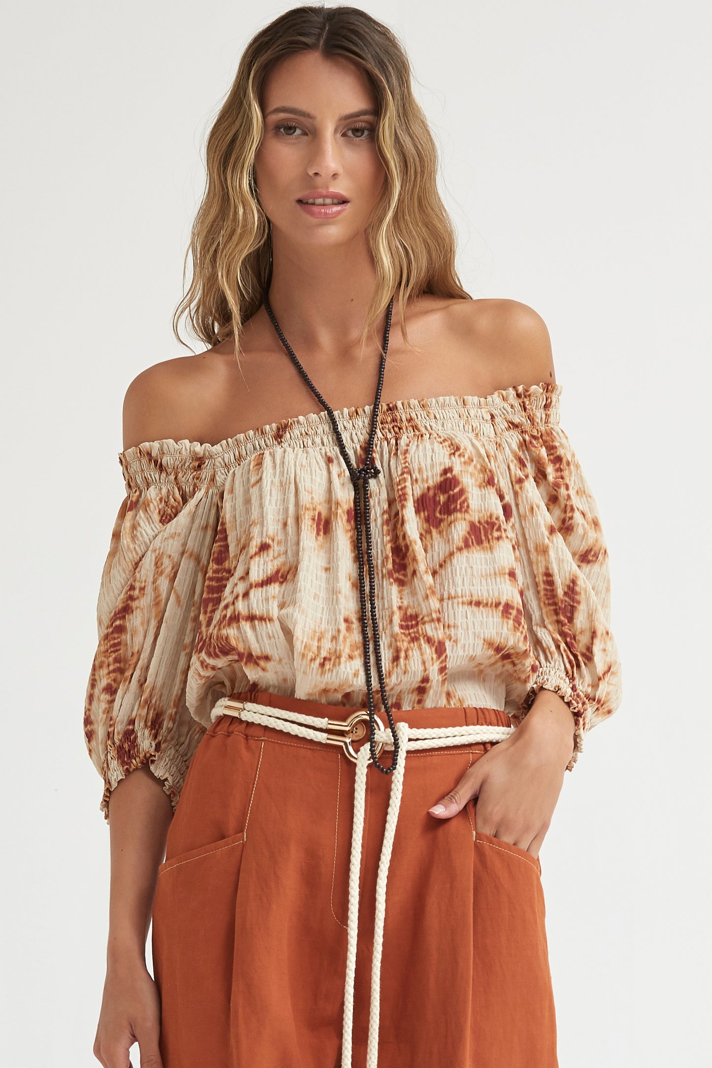 TOP GOMAS ESCOTE TIE DYE CON RELIEVE