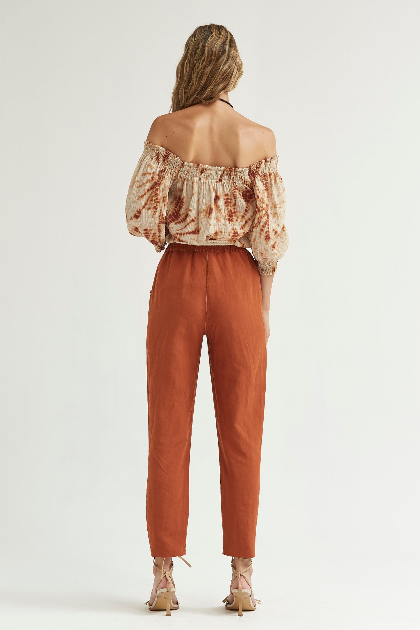 TOP GOMAS ESCOTE TIE DYE CON RELIEVE