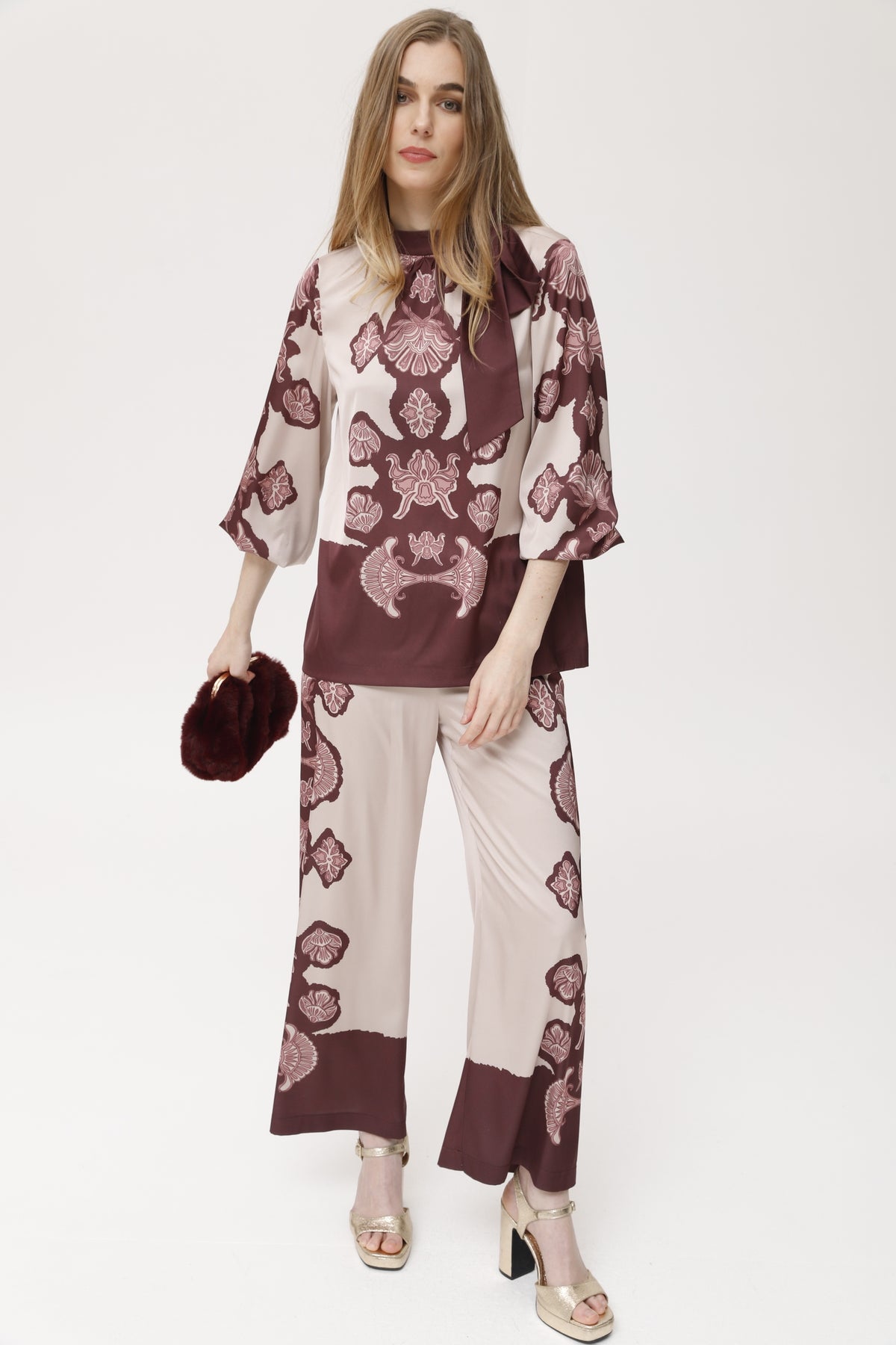 Caebo9 bedrukte broek gepositioneerd