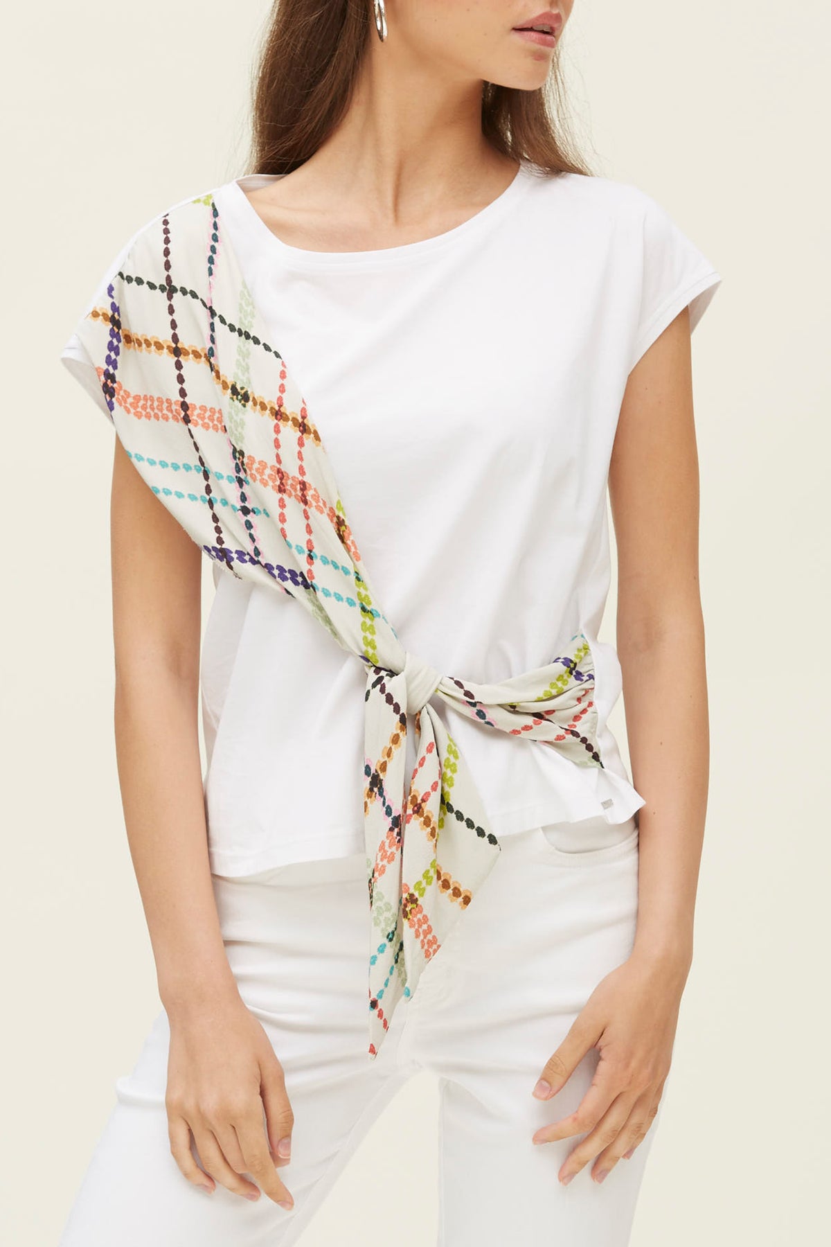 CAMISETA CON BANDA ESTAMPADO MULTICOLOR