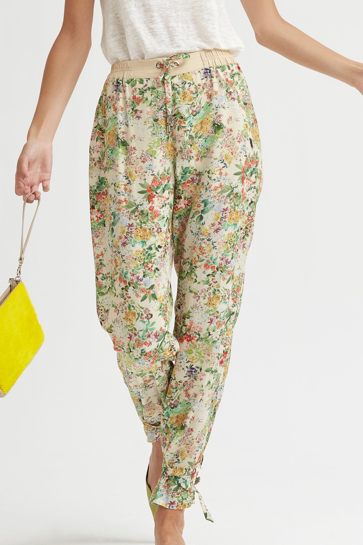 PANTALÓN LAZADA EN BAJOS VISCOSA ESTAMPADA FLORES