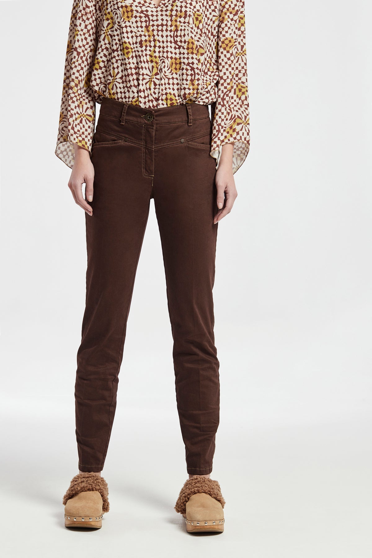 PANTALÓN AJUSTADO CON CORTES VEGAN ALGODON SATINADO STRETCHT