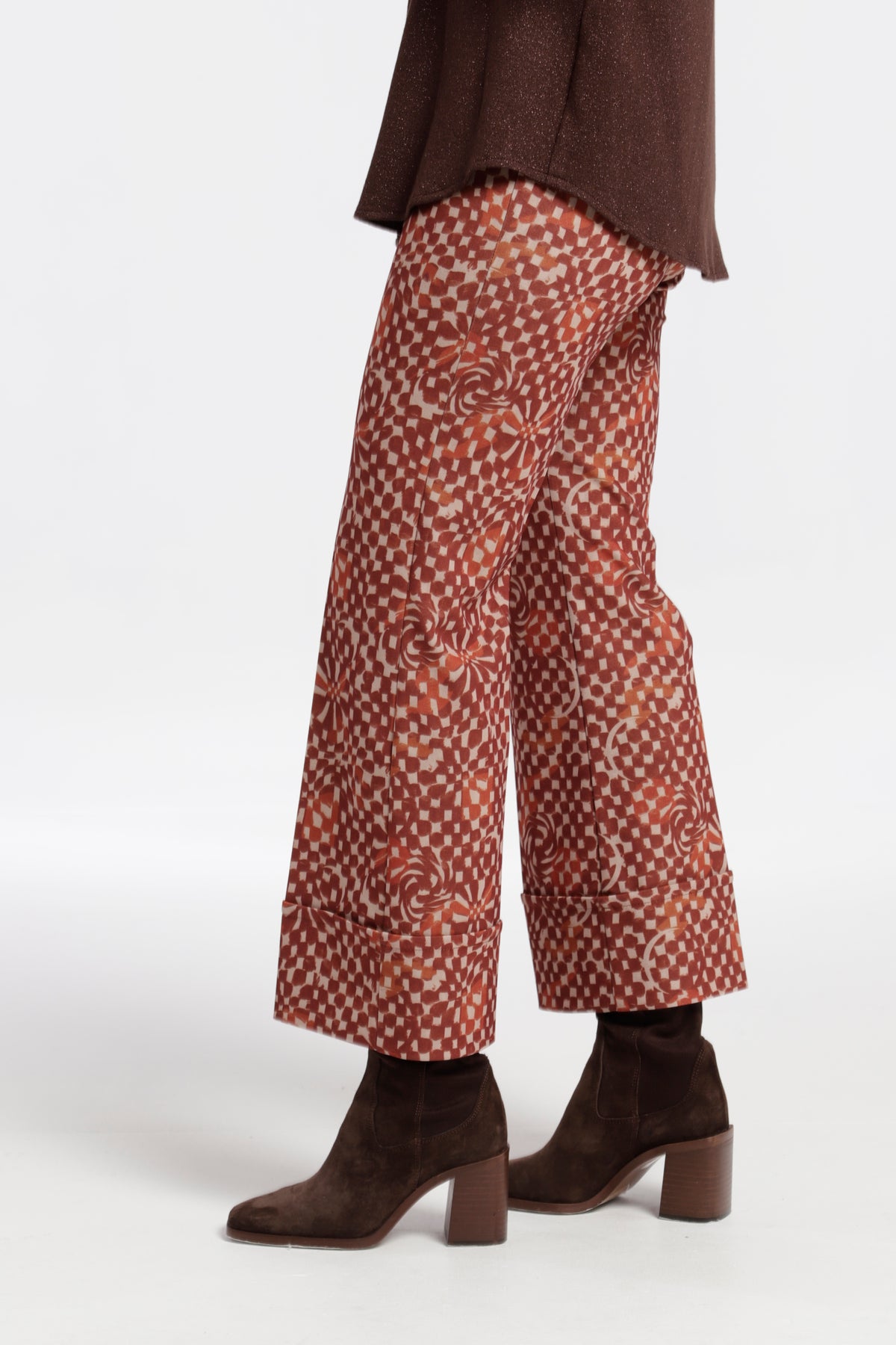 PANTALÓN ACAMPANADO BAJO VUELTA SABAO ESTAMPADO DOBLE CARA