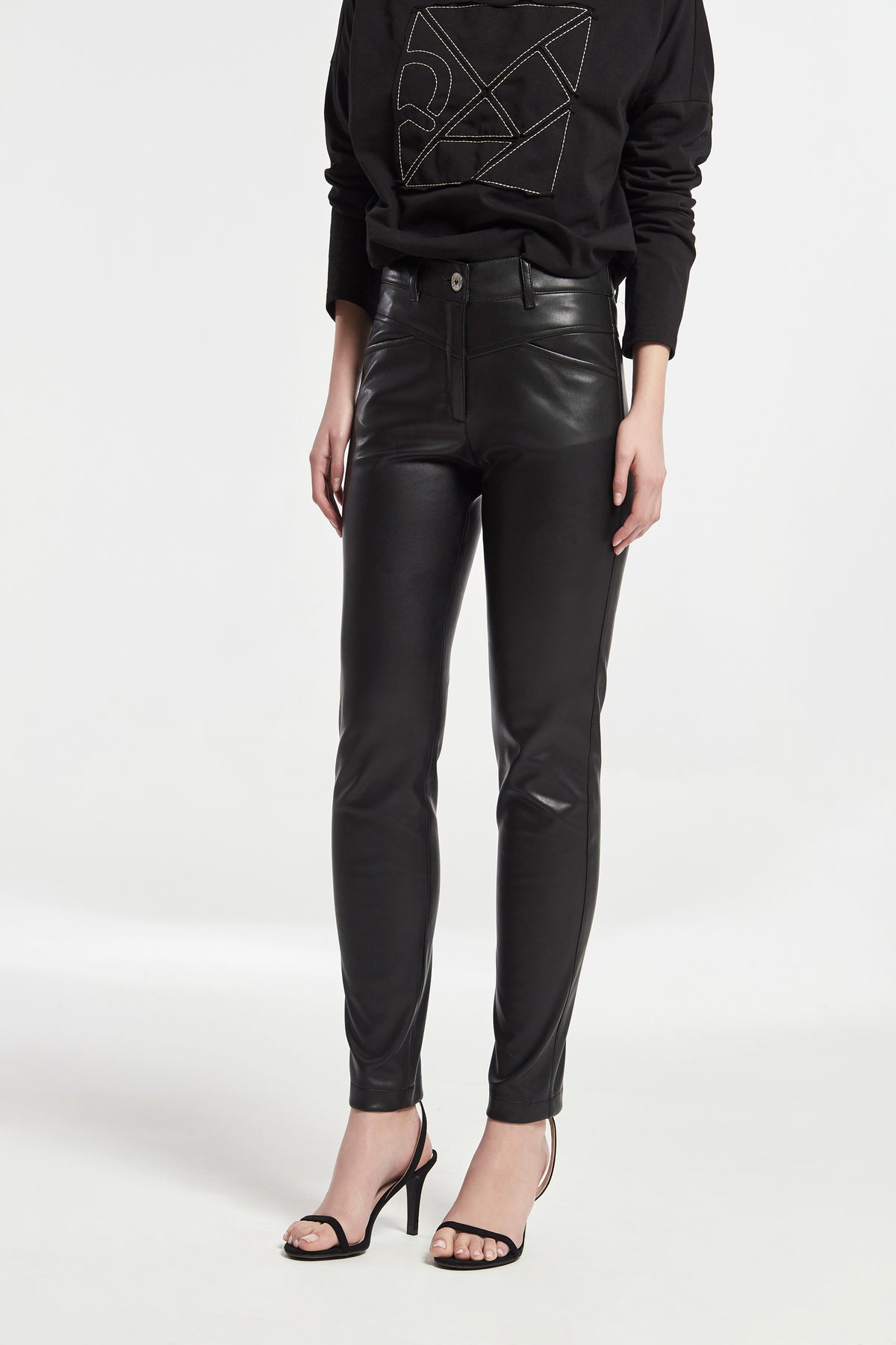 PANTALÓN AJUSTADO CON CORTES VEGAN TEJIDO EFECTO PIEL