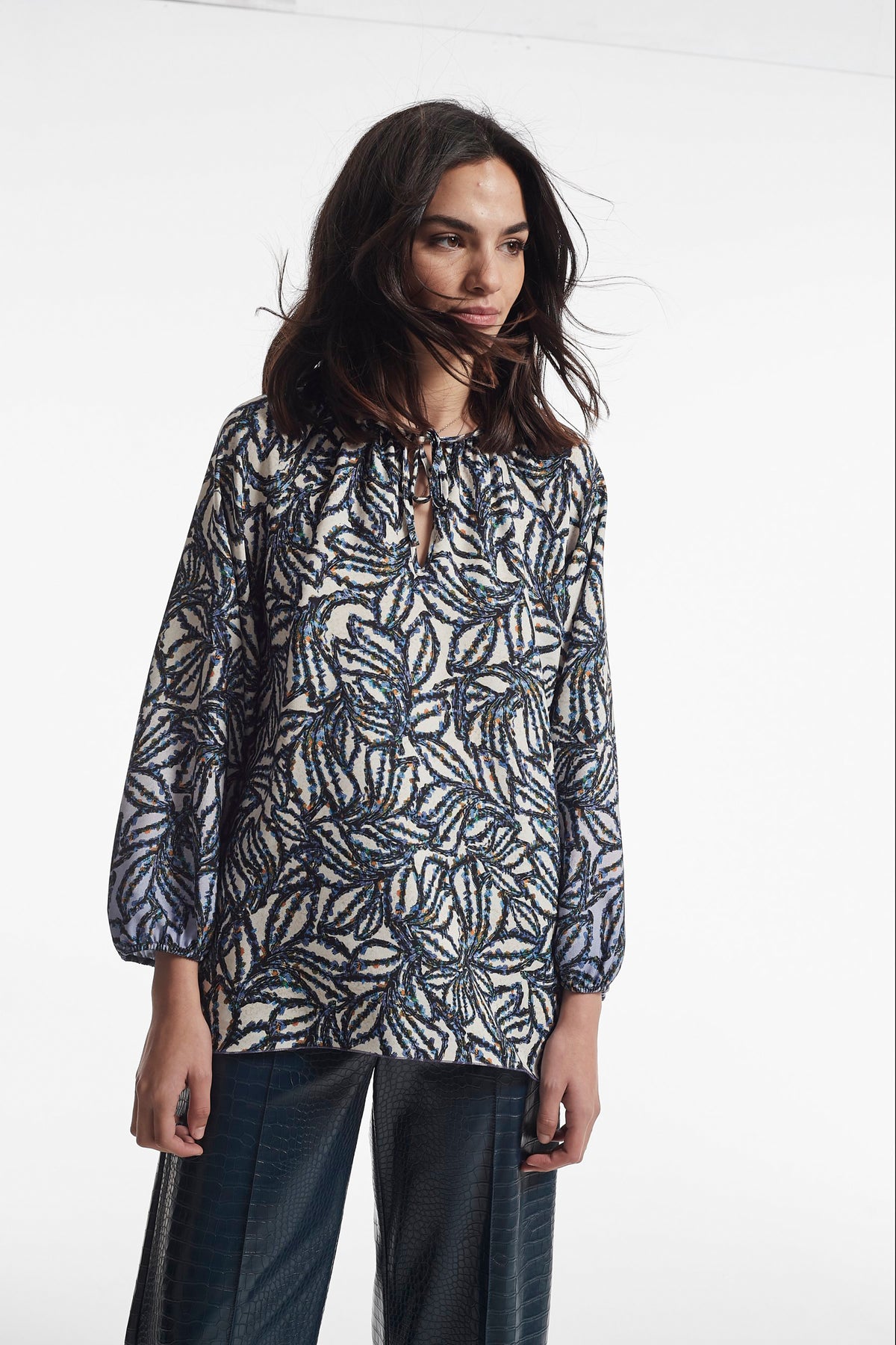 BLUSA MARNE SARGA LIGERA ESTAMPADA